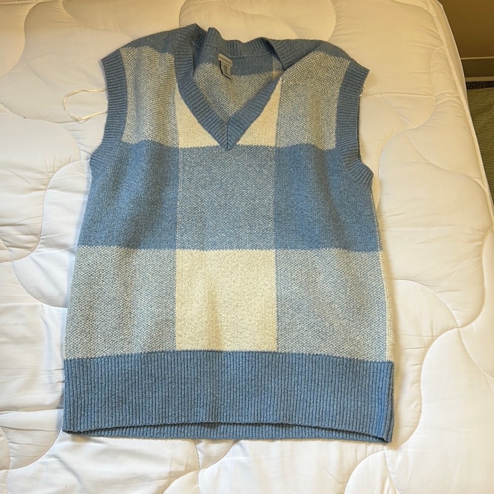 Sweater vest fits oversized
